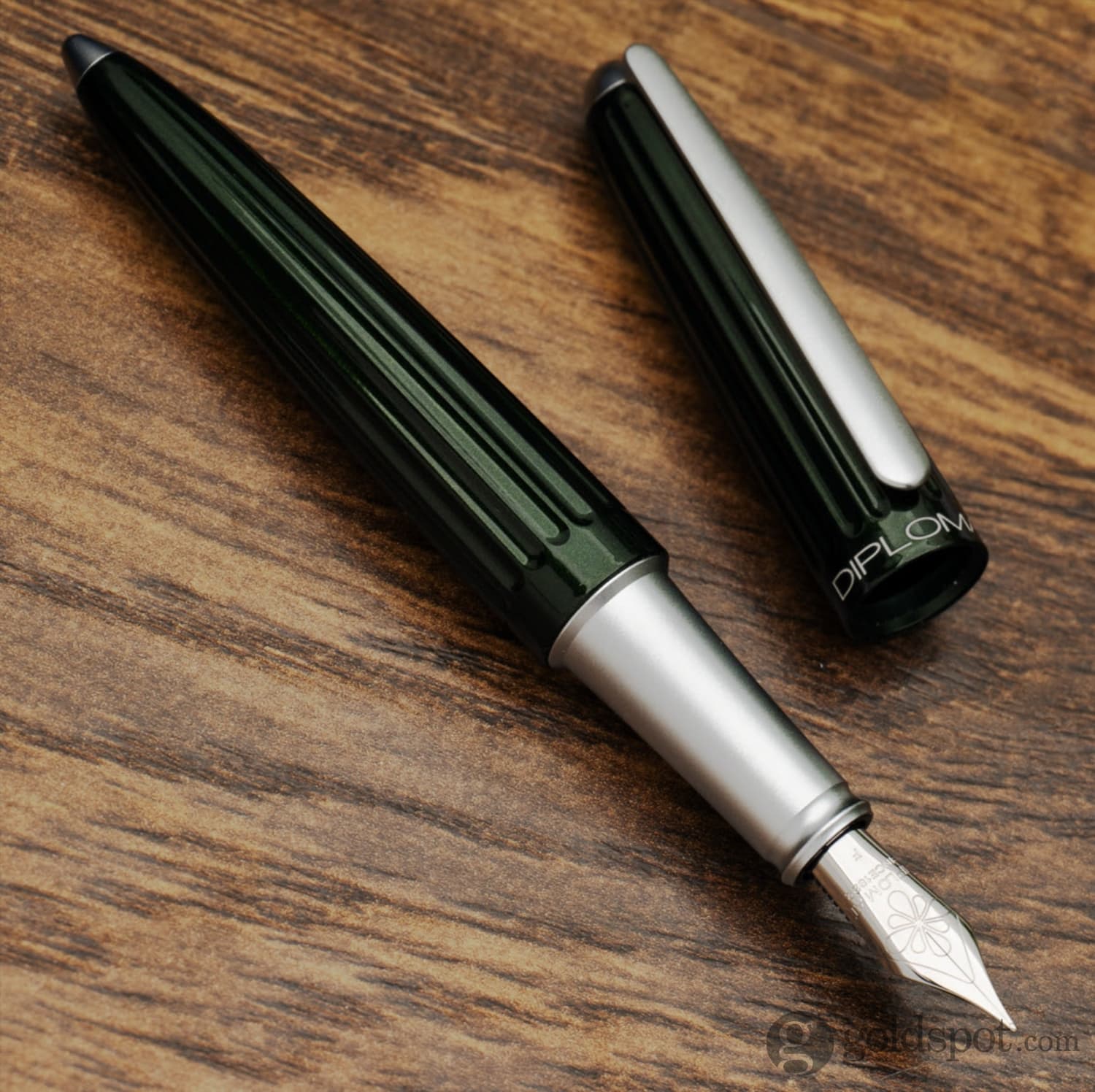 Diplomat Aero Fountain Pen in Evergreen - Image 11