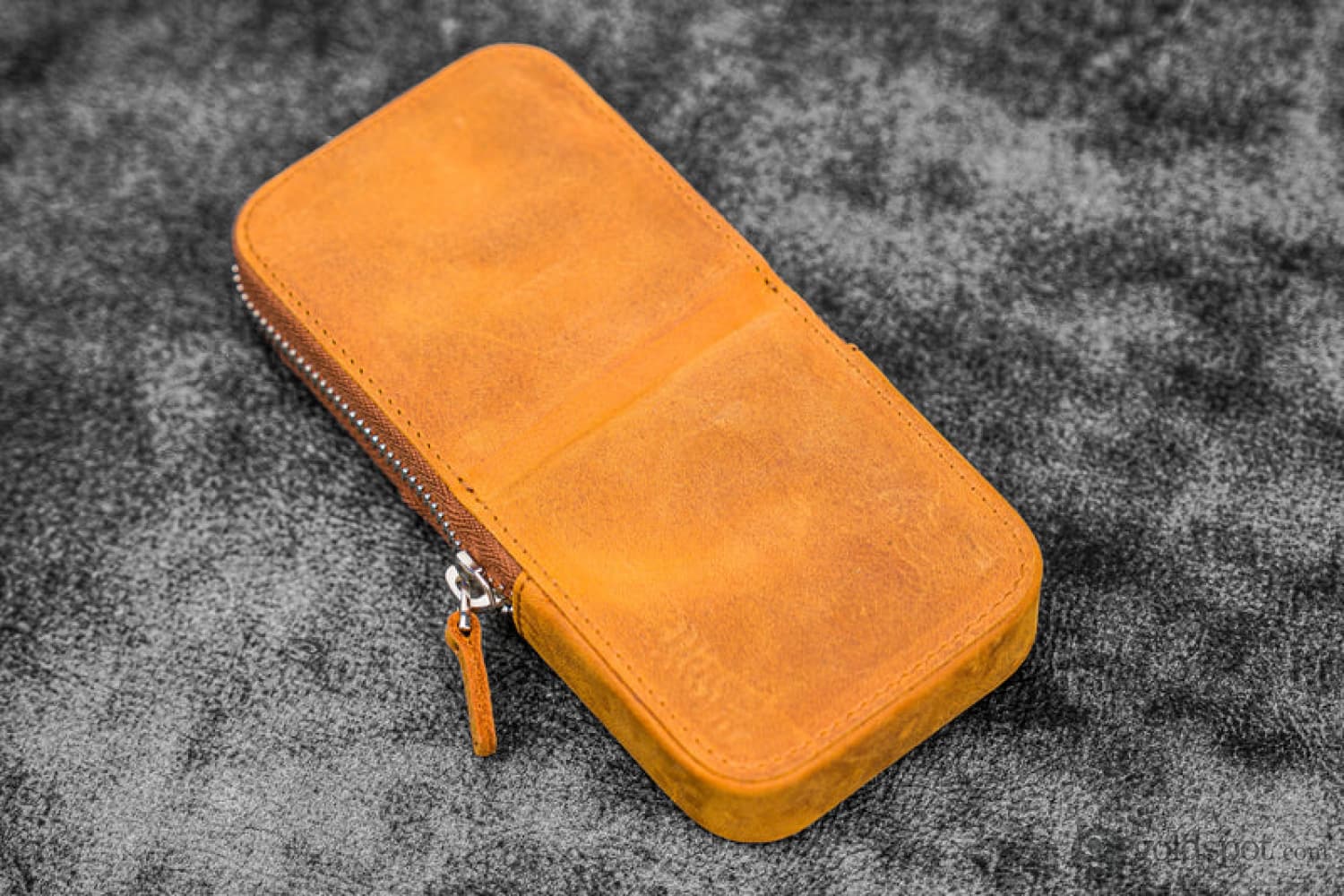 Galen Leather Zippered Magnum Opus Hard 3 Slots Pen Case in Crazy Horse Brown - Image 2