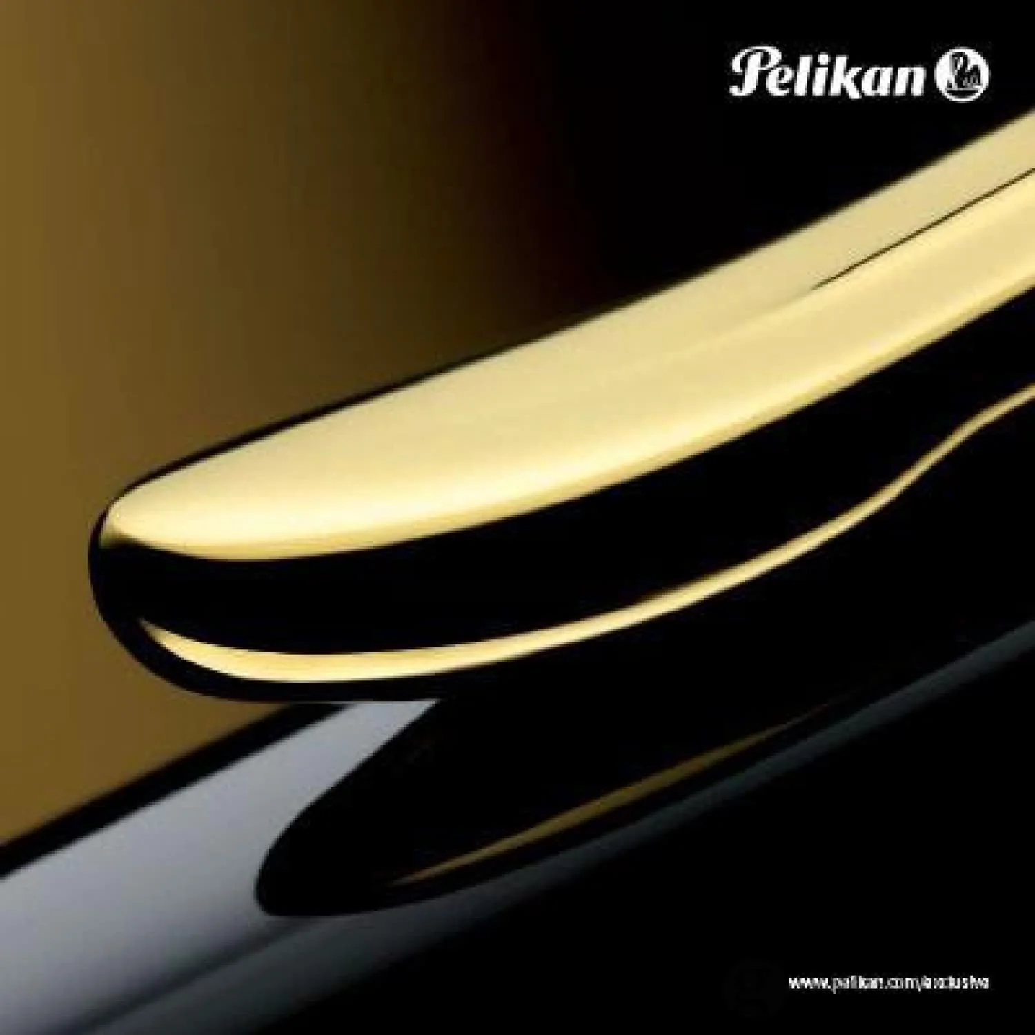 Pelikan Souveran K600 Ballpoint Pen in Black with Gold Trim - Image 3
