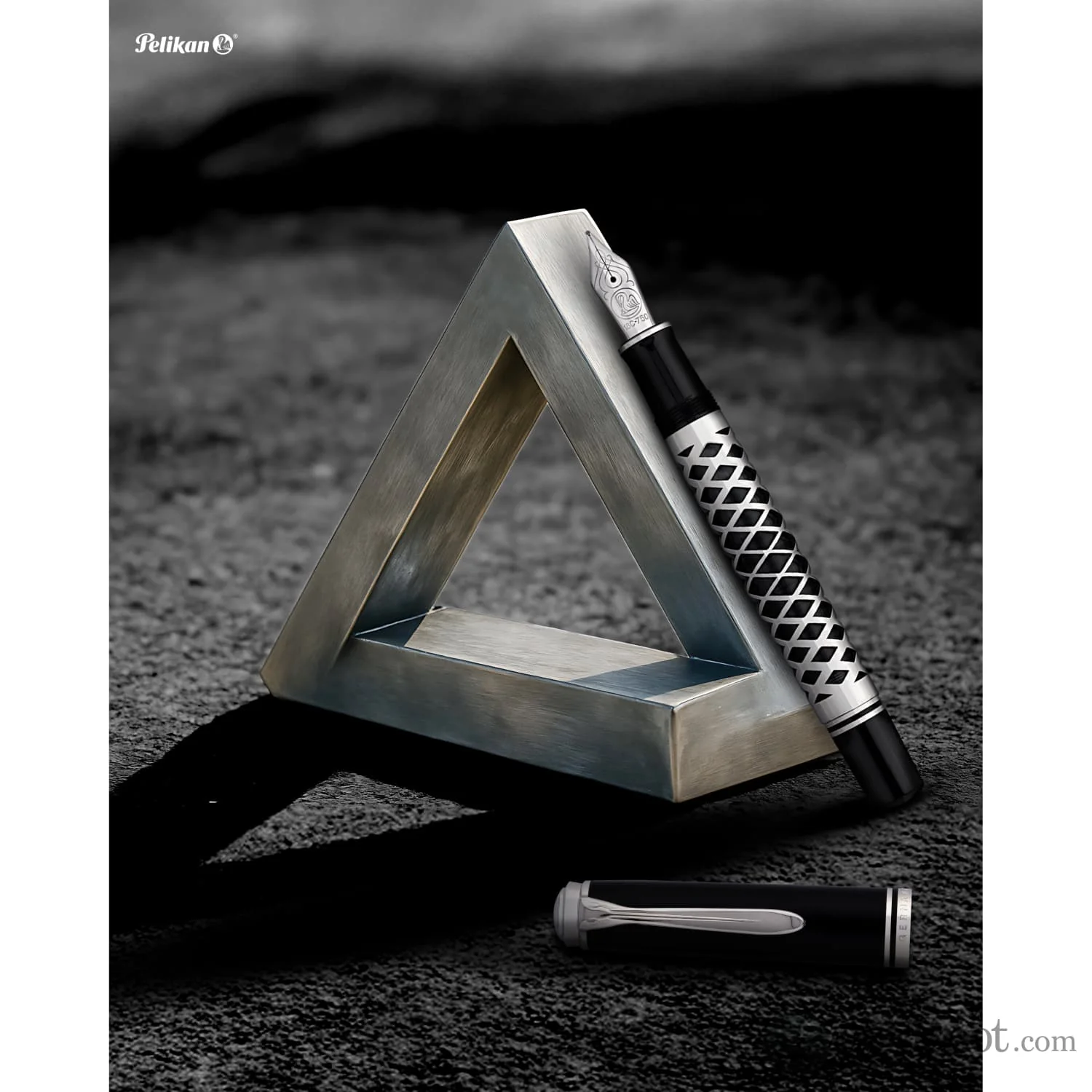 Pelikan Souveran M805 Fountain Pen in Metal Sleeve - 18K Gold - Image 10
