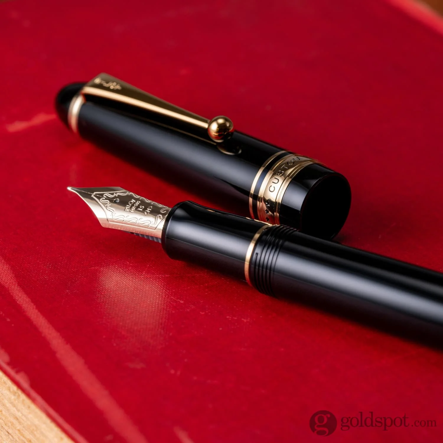 Pilot Custom 743 Fountain Pen in Black with Gold trim - 14kt Gold - Image 4