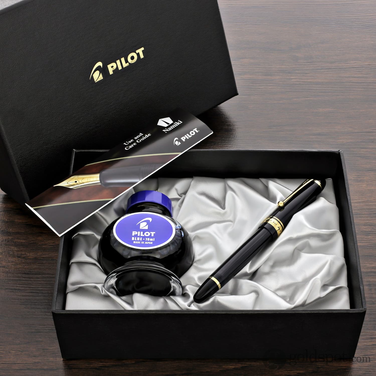 Pilot Custom 823 Fountain Pen in Smoke with Gold Trim - 14K Gold - Image 8