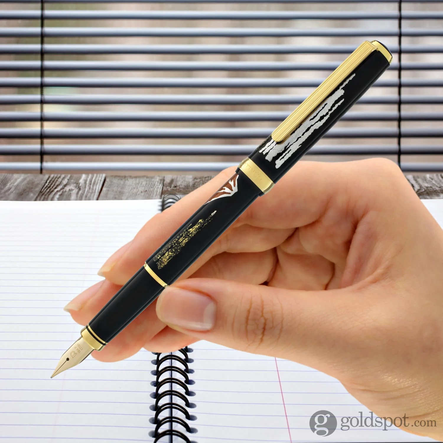 Platinum Classic Maki-e Fountain Pen with Mt. Fuji Design - 18K Gold - Image 9